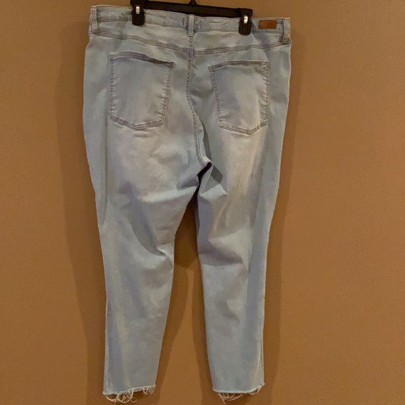 🎉Crown & Ivy High Rise Skinny Crop Distressed Frayed Denim Jeans Size 22W - Picture 5 of 6